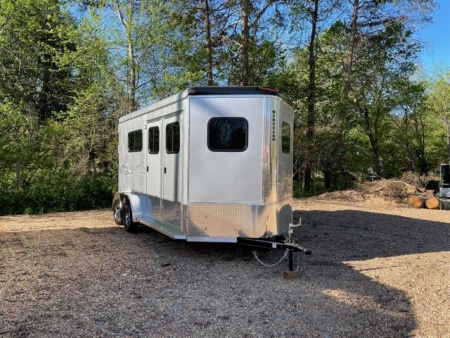 New Homesteader Trailer 316SB 3 Horse Slant Load Warmblood Horse Trailer