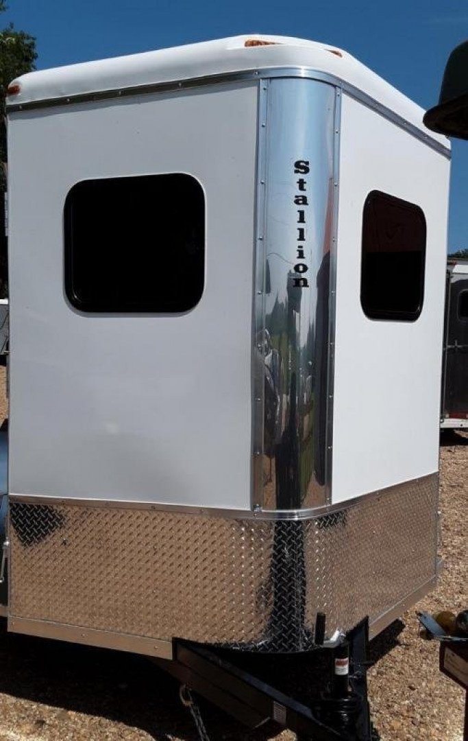 New Homesteader Trailer 316SB 3 Horse Slant Load Warmblood Horse Trailer