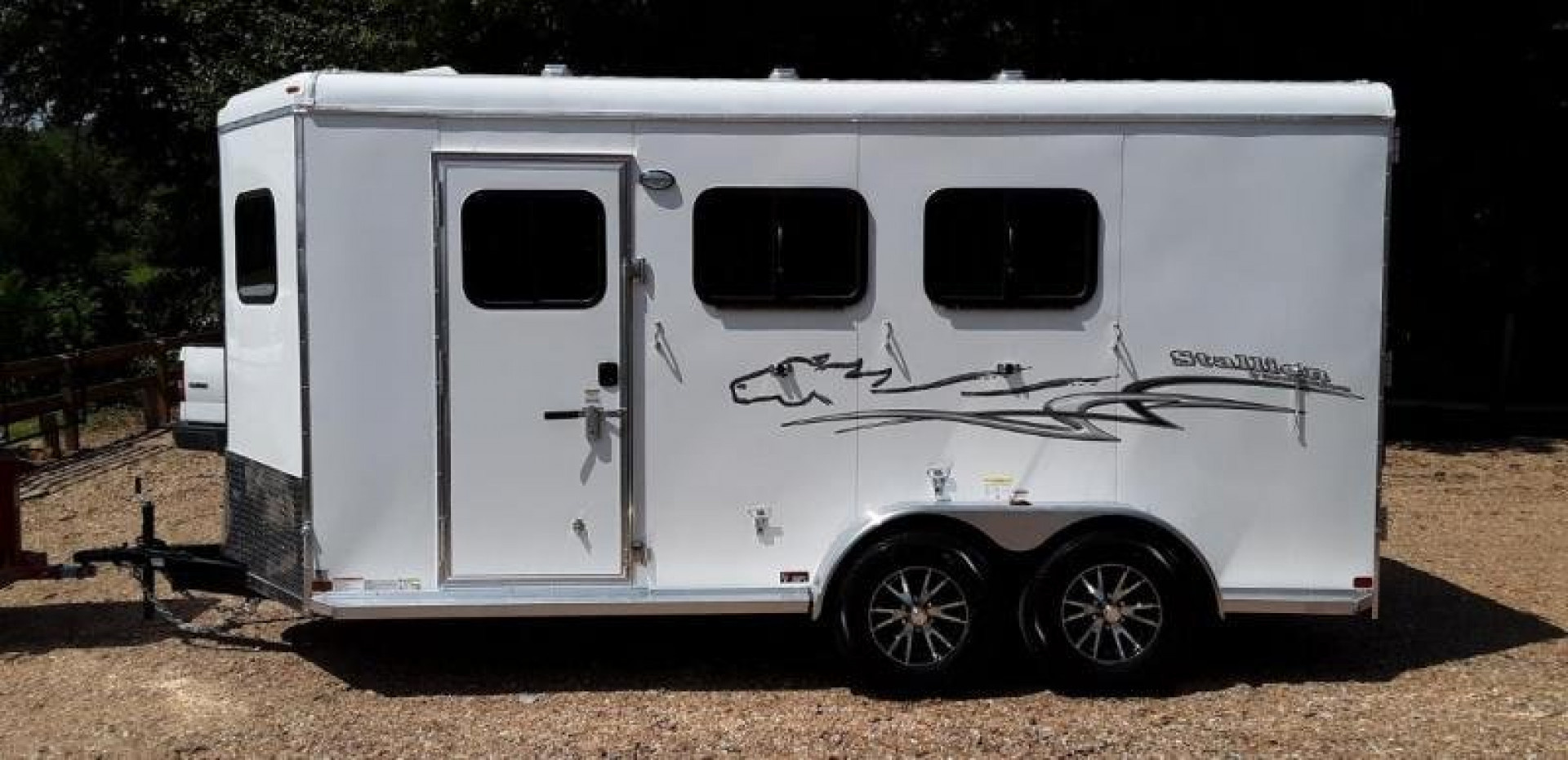 New Homesteader Trailer 316SB 3 Horse Slant Load Warmblood Horse Trailer