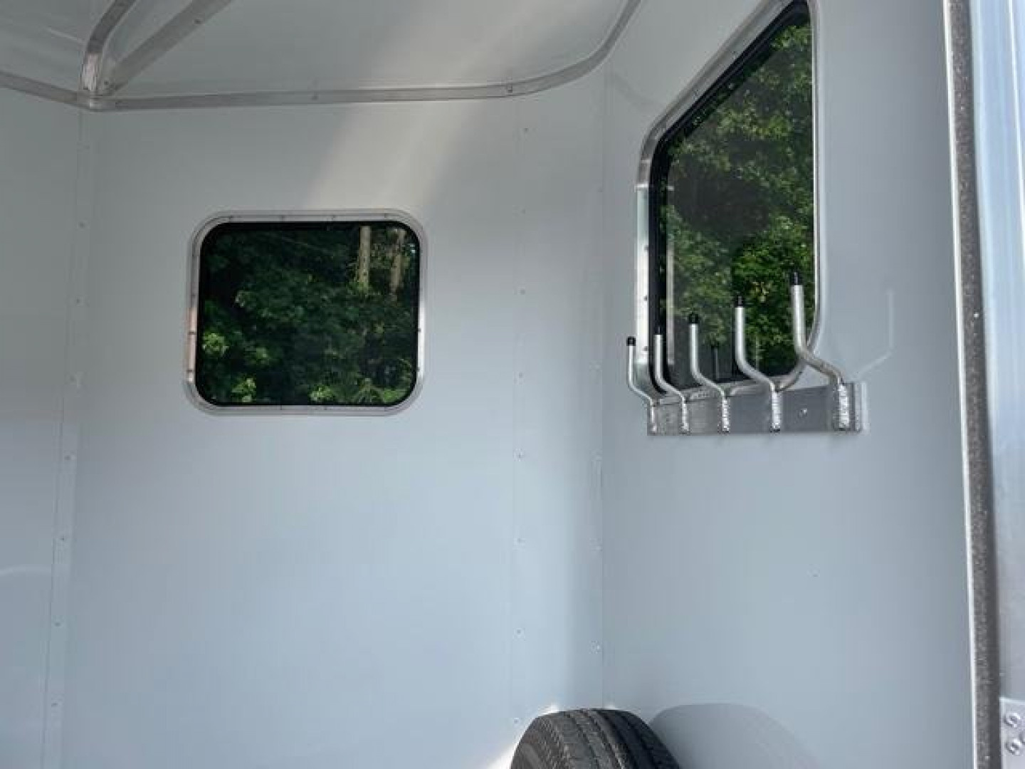 New Homesteader Trailer 316SB 3 Horse Slant Load Warmblood Horse Trailer