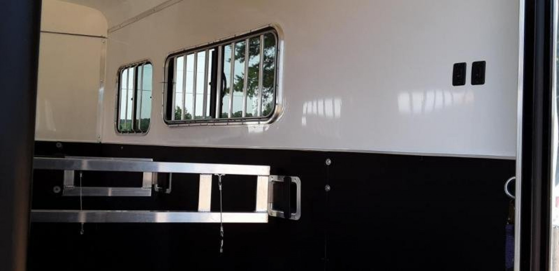 New Homesteader Trailer 316SB 3 Horse Slant Load Warmblood Horse Trailer