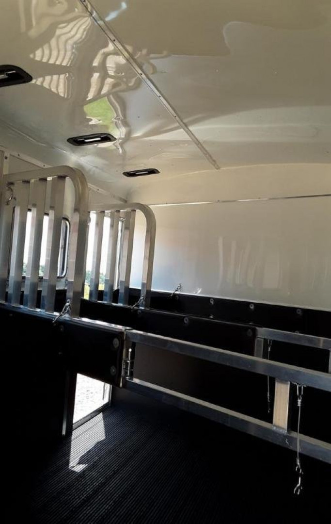 New Homesteader Trailer 316SB 3 Horse Slant Load Warmblood Horse Trailer