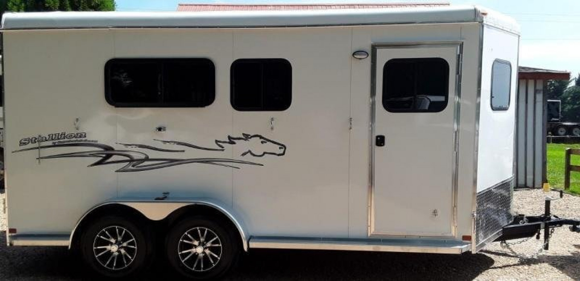 New Homesteader Trailer 316SB 3 Horse Slant Load Warmblood Horse Trailer