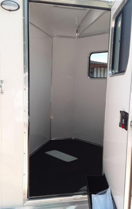 New Homesteader Trailer 316SB 3 Horse Slant Load Warmblood Horse Trailer