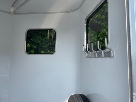 New Homesteader Trailer 316SB 3 Horse Slant Load Warmblood Horse Trailer