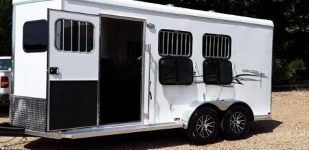 New Homesteader Trailer 316SB 3 Horse Slant Load Warmblood Horse Trailer