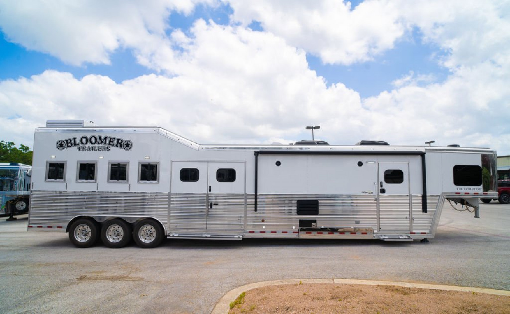 New 2025 Bloomer 4 Horse 20'6" Gooseneck Outlaw Living Quarters '25 Horse Trailer