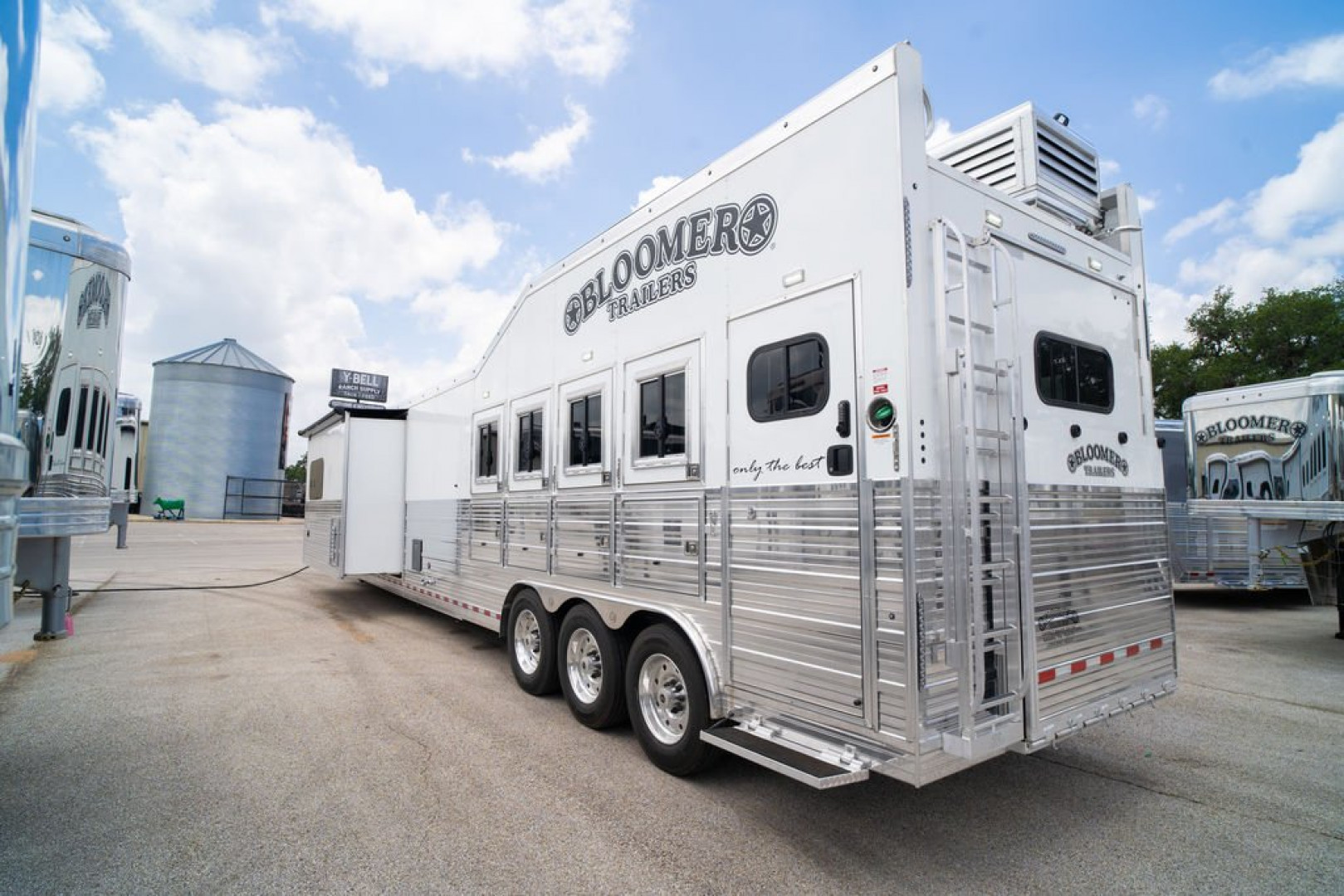 New 2025 Bloomer 4 Horse 20'6" Gooseneck Outlaw Living Quarters '25 Horse Trailer
