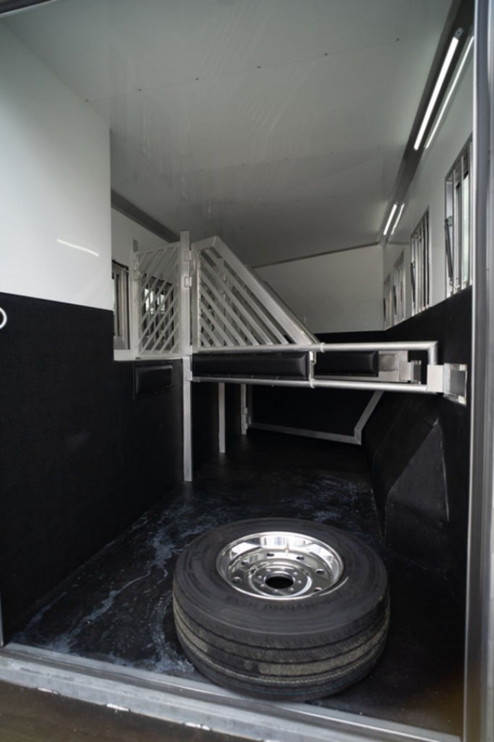 New 2025 Bloomer 4 Horse 20'6" Gooseneck Outlaw Living Quarters '25 Horse Trailer