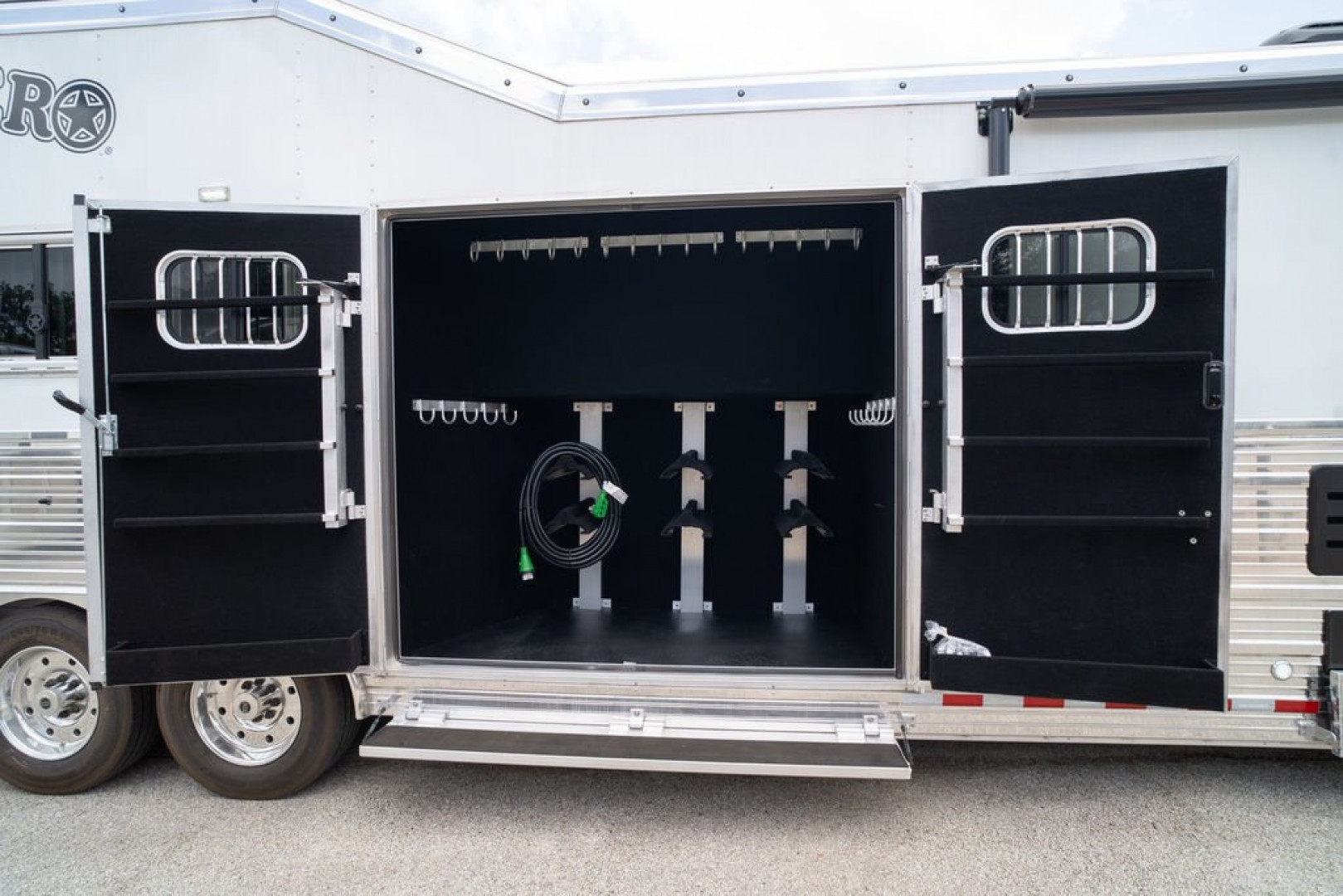 New 2025 Bloomer 4 Horse 20'6" Gooseneck Outlaw Living Quarters '25 Horse Trailer