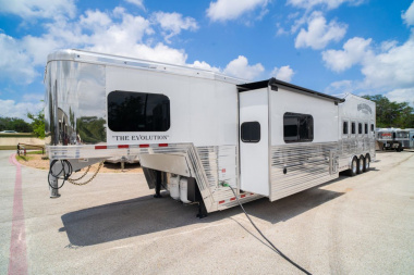 New 2025 Bloomer 4 Horse 20'6" Gooseneck Outlaw Living Quarters '25 Horse Trailer