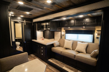 New 2025 Bloomer 4 Horse 20'6" Gooseneck Outlaw Living Quarters '25 Horse Trailer