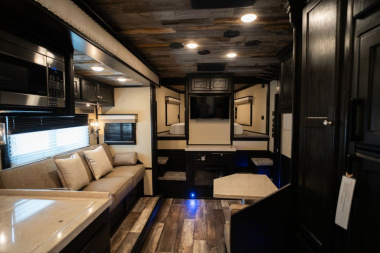 New 2025 Bloomer 4 Horse 20'6" Gooseneck Outlaw Living Quarters '25 Horse Trailer