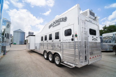 New 2025 Bloomer 4 Horse 20'6" Gooseneck Outlaw Living Quarters '25 Horse Trailer