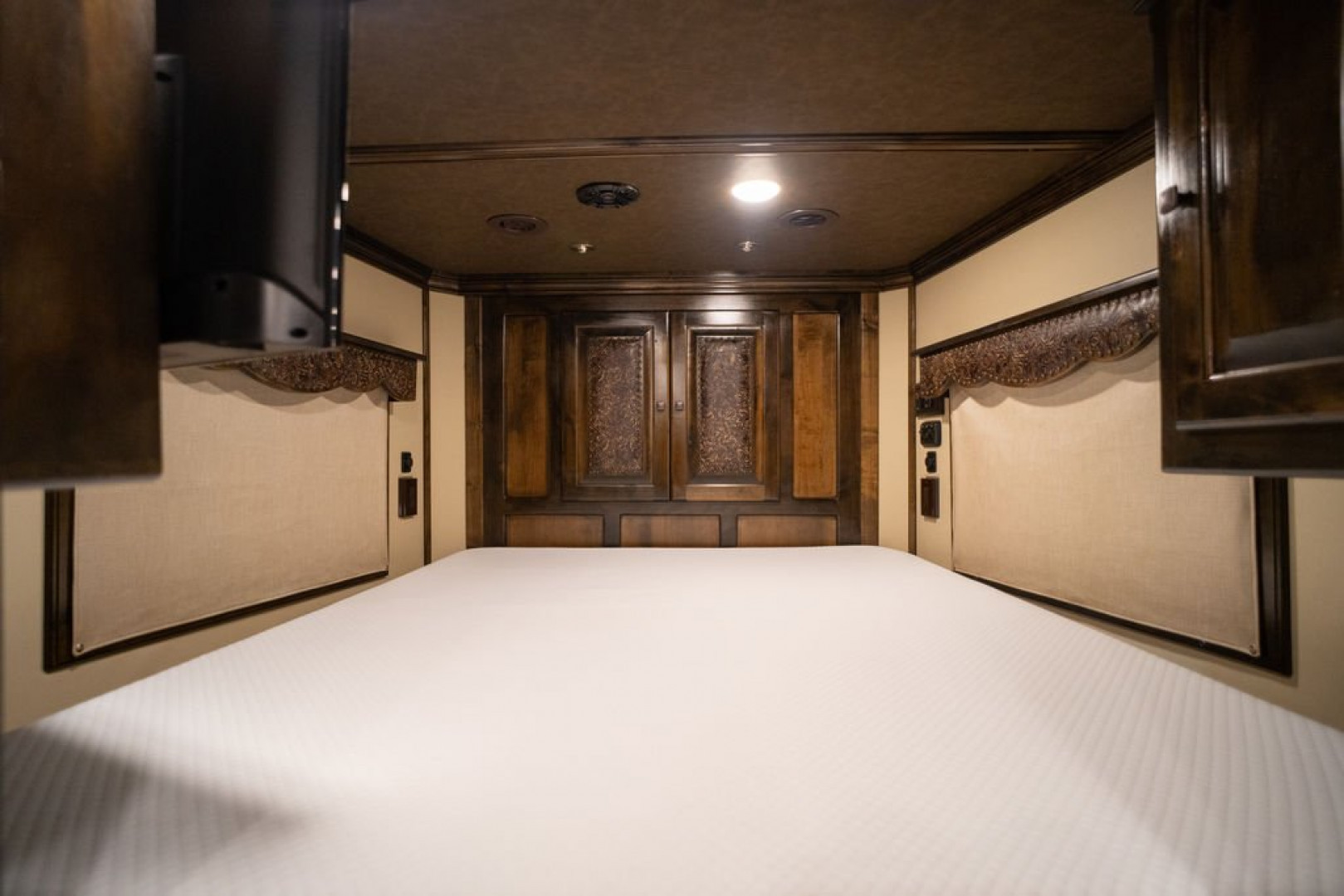 New 2025 Bloomer 4 Horse Gooseneck Outlaw Living Quarters '25 Horse Trailer