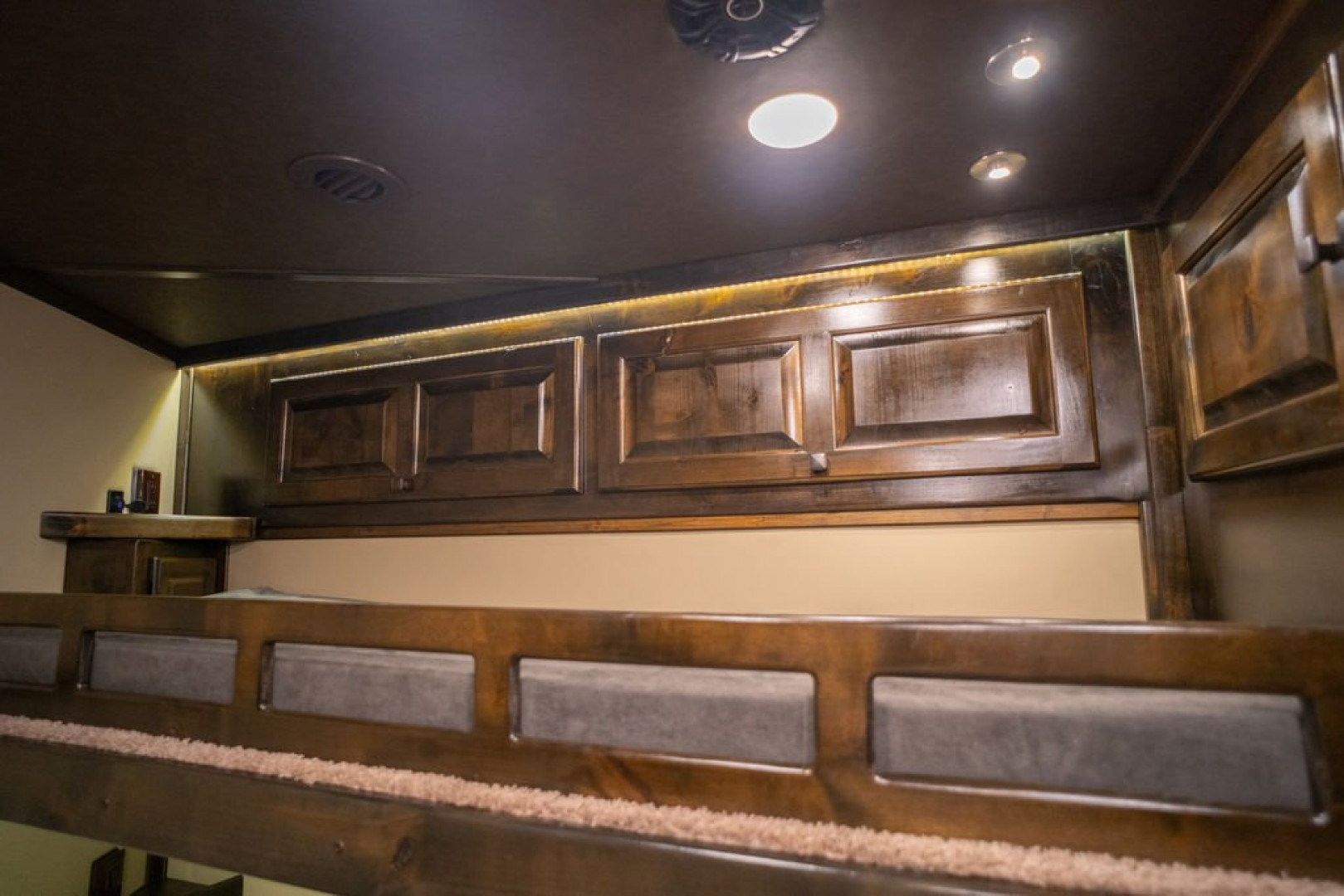 New 2025 Bloomer 4 Horse Gooseneck Outlaw Living Quarters '25 Horse Trailer
