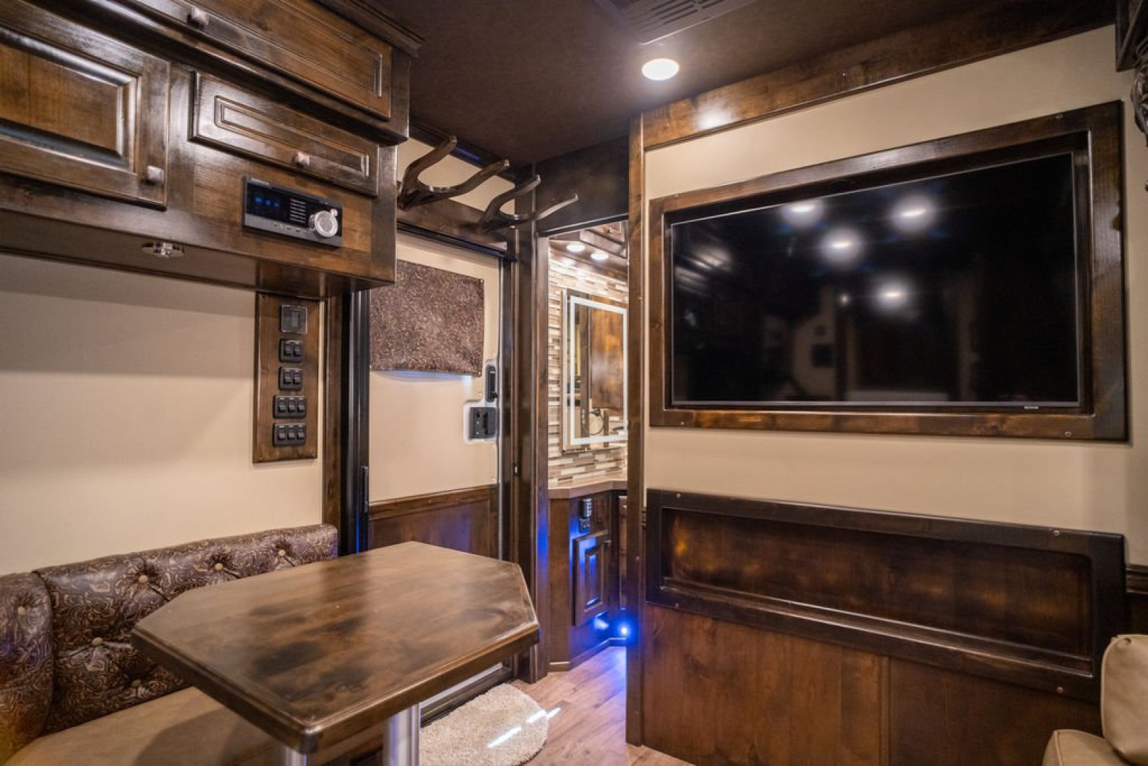 New 2025 Bloomer 4 Horse Gooseneck Outlaw Living Quarters '25 Horse Trailer