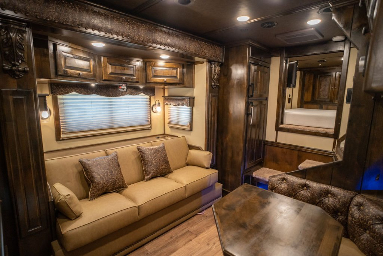 New 2025 Bloomer 4 Horse Gooseneck Outlaw Living Quarters '25 Horse Trailer