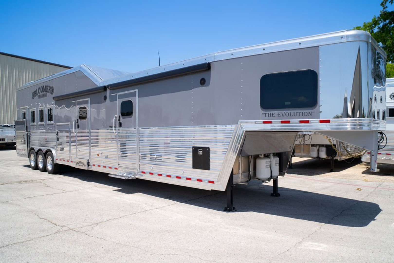 New 2025 Bloomer 4 Horse Gooseneck Outlaw Living Quarters '25 Horse Trailer