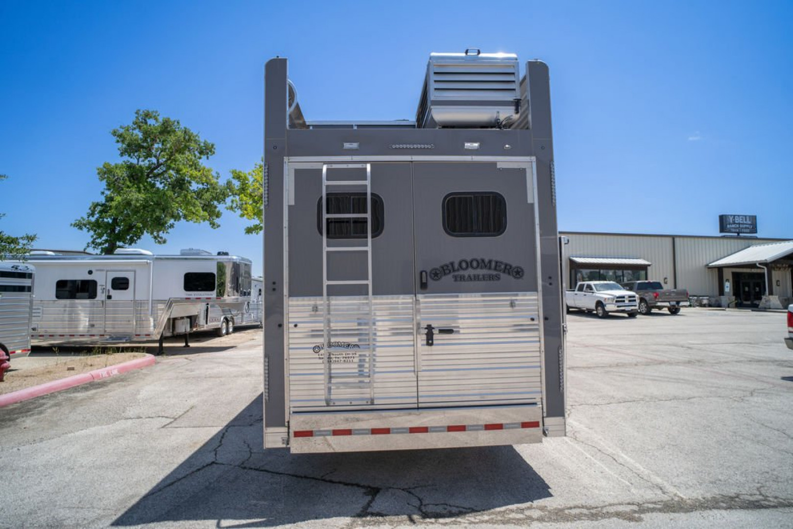 New 2025 Bloomer 4 Horse Gooseneck Outlaw Living Quarters '25 Horse Trailer