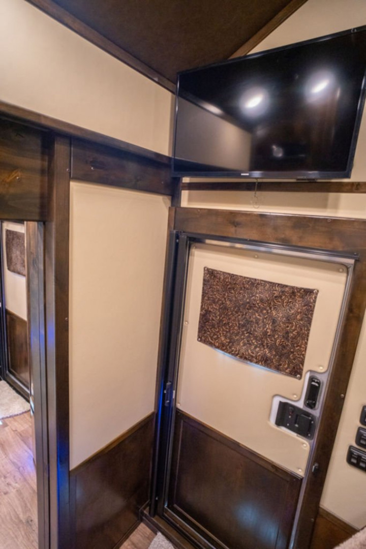 New 2025 Bloomer 4 Horse Gooseneck Outlaw Living Quarters '25 Horse Trailer
