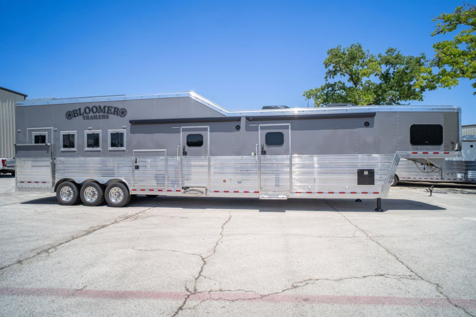 New 2025 Bloomer 4 Horse Gooseneck Outlaw Living Quarters '25 Horse Trailer