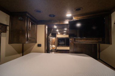 New 2025 Bloomer 4 Horse Gooseneck Outlaw Living Quarters '25 Horse Trailer