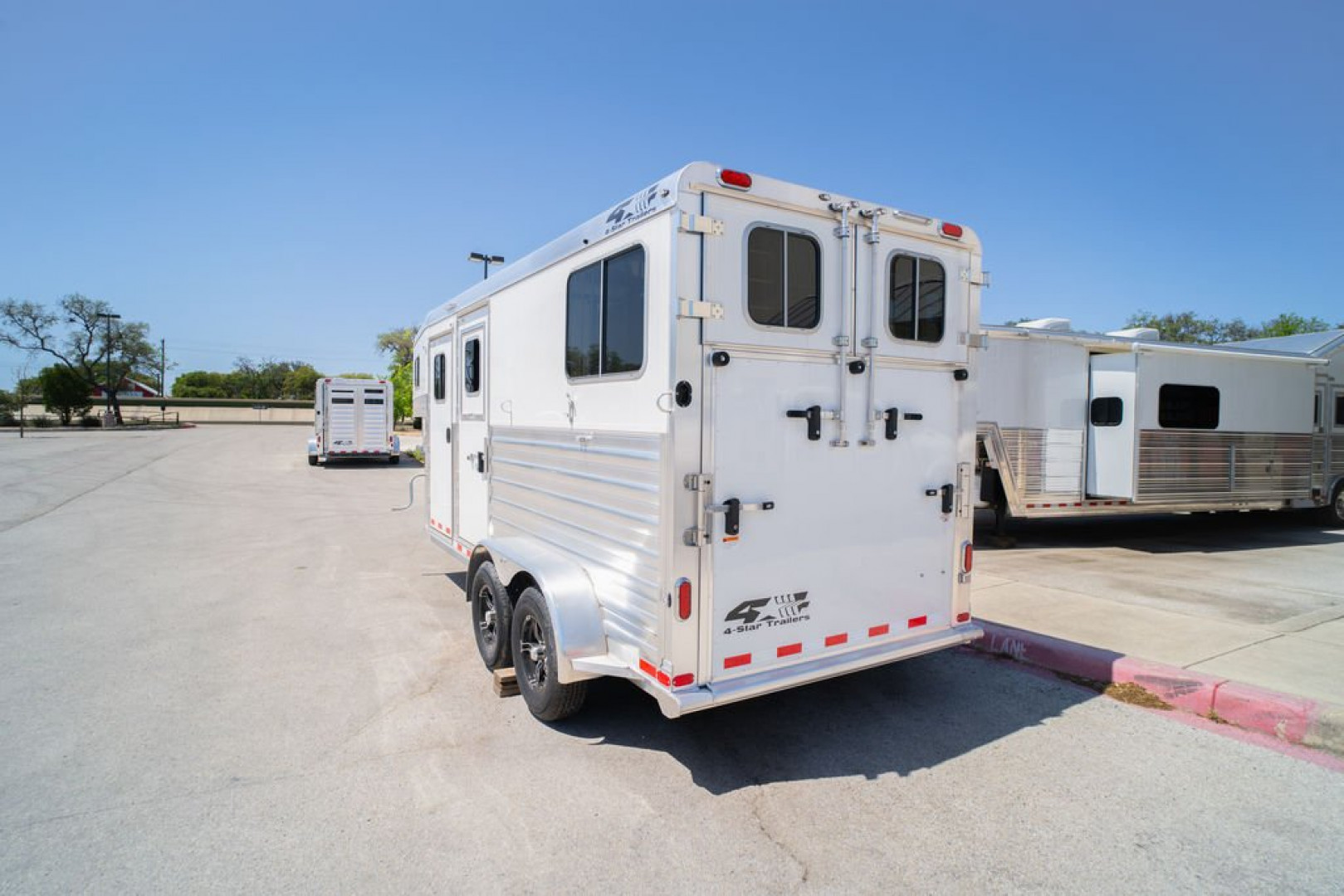 New 2025 4-Star Trailers 2 Horse 6'10" Gooseneck Straight Load '25 Horse Trailer