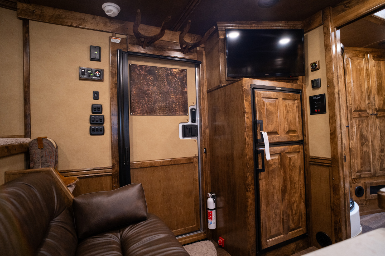 New 2025 Bloomer 4 Horse Gooseneck Rear Tack Outlaw Living Quarters '25 Horse Trailer