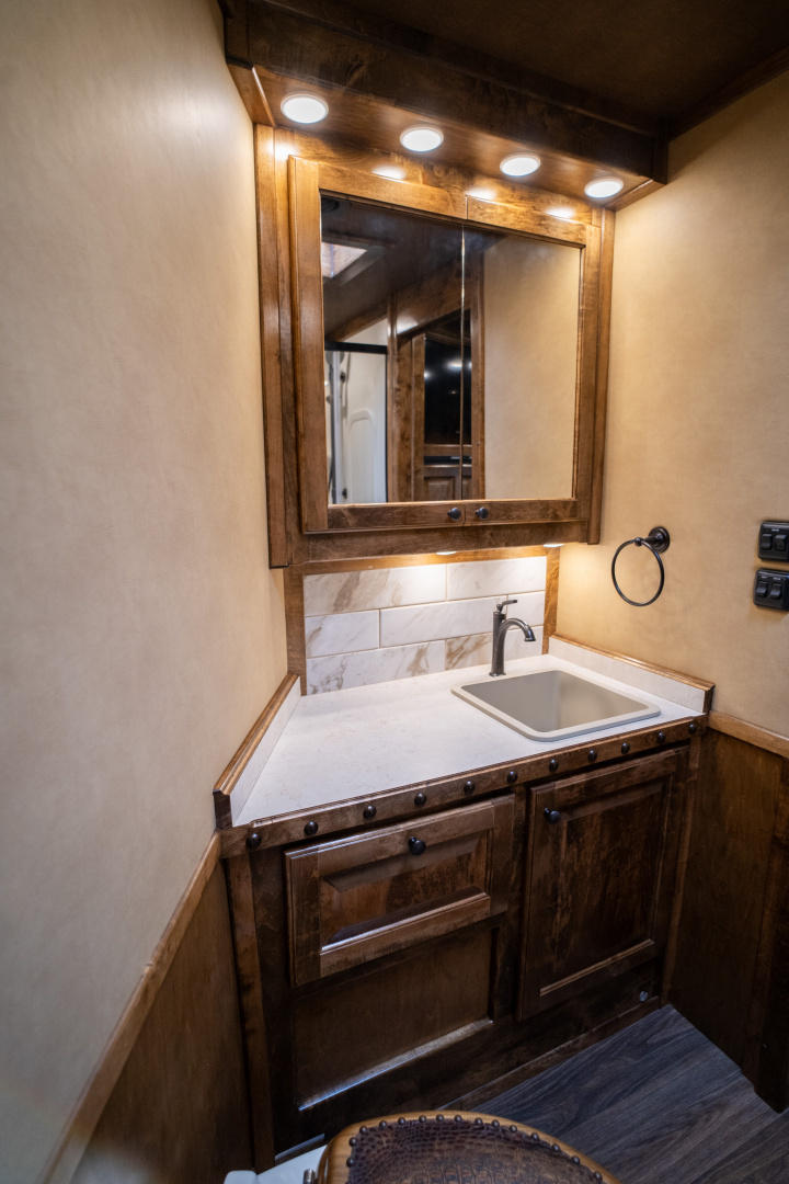 New 2025 Bloomer 4 Horse Gooseneck Rear Tack Outlaw Living Quarters '25 Horse Trailer