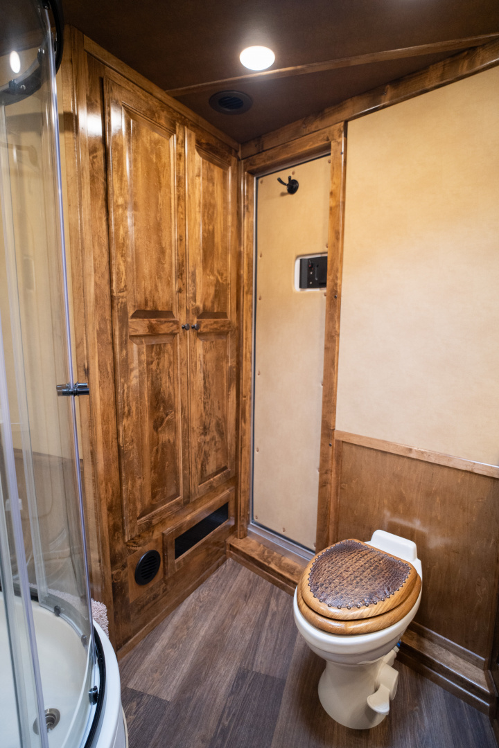 New 2025 Bloomer 4 Horse Gooseneck Rear Tack Outlaw Living Quarters '25 Horse Trailer