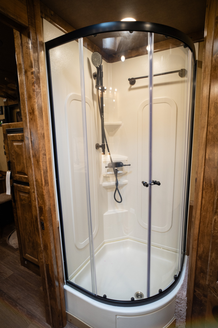 New 2025 Bloomer 4 Horse Gooseneck Rear Tack Outlaw Living Quarters '25 Horse Trailer