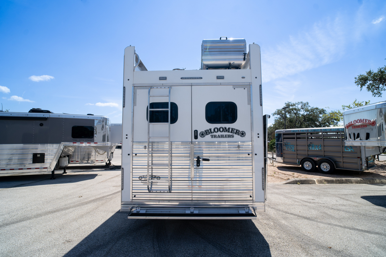 New 2025 Bloomer 4 Horse Gooseneck Rear Tack Outlaw Living Quarters '25 Horse Trailer