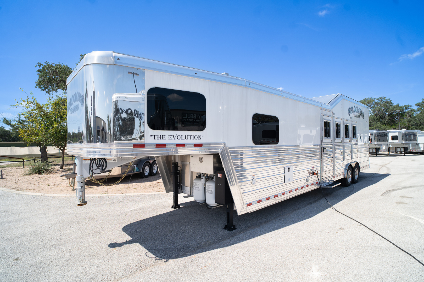 New 2025 Bloomer 4 Horse Gooseneck Rear Tack Outlaw Living Quarters '25 Horse Trailer