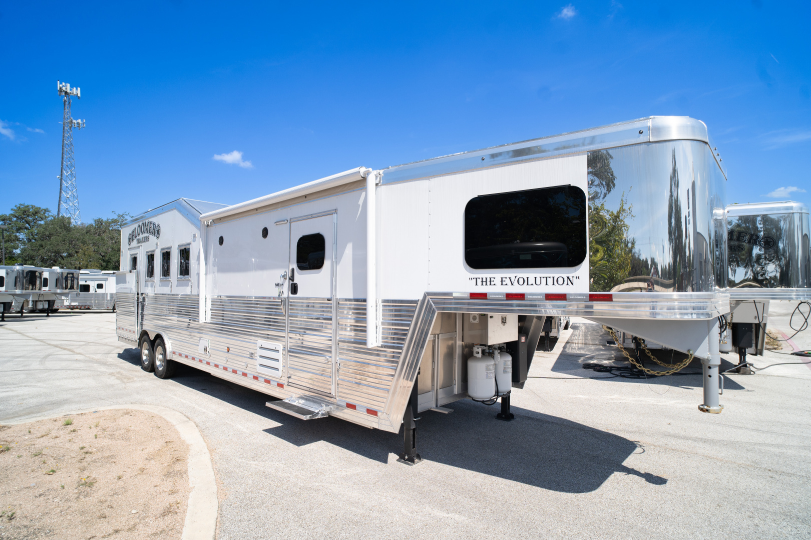 New 2025 Bloomer 4 Horse Gooseneck Rear Tack Outlaw Living Quarters '25 Horse Trailer