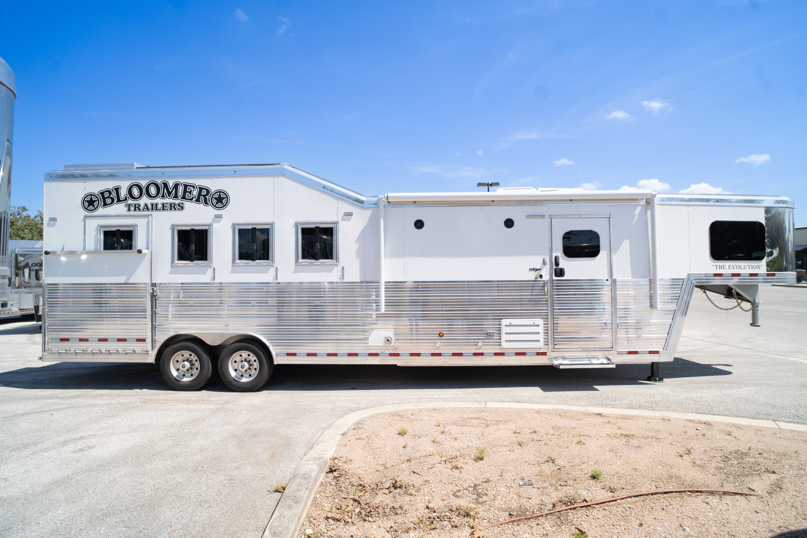 New 2025 Bloomer 4 Horse Gooseneck Rear Tack Outlaw Living Quarters '25 Horse Trailer