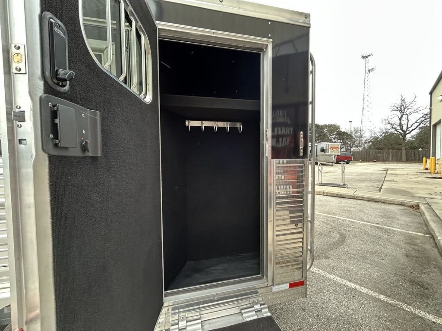 New 2025 Bloomer 4 Horse Trainer Slant Load '25 Horse Trailer