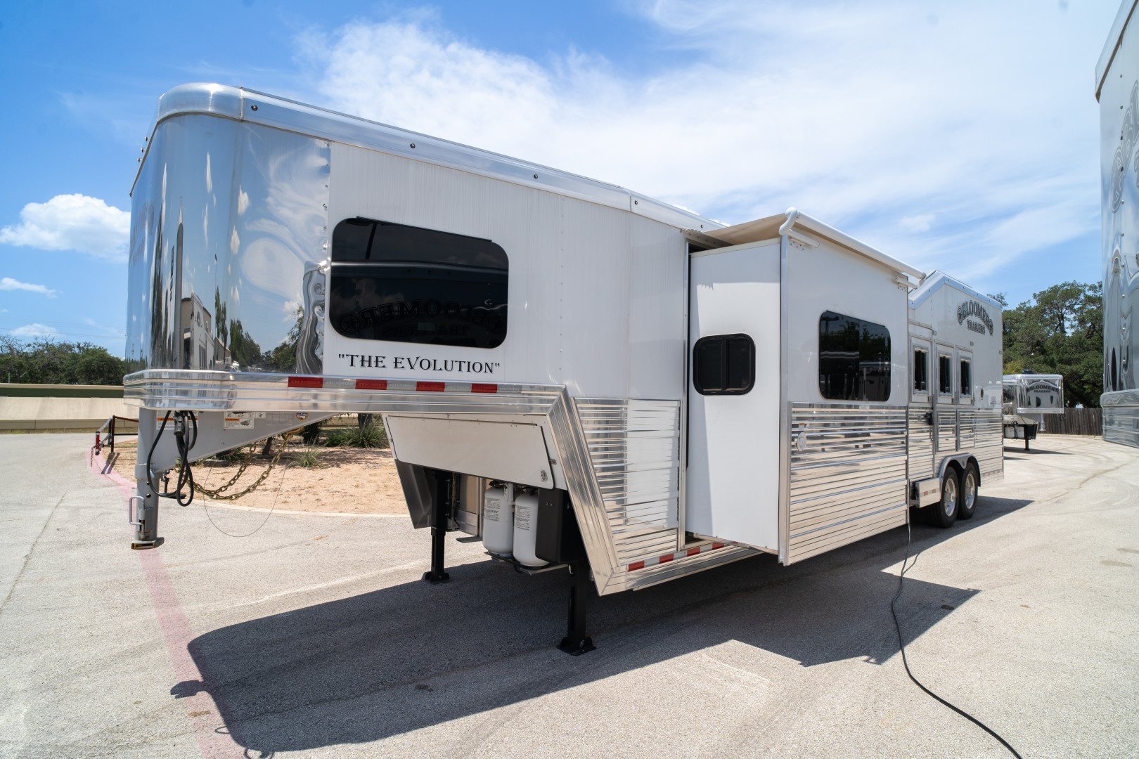 New 2025 Bloomer 3 Horse 15'10" Gooseneck Outlaw Living Quarters '25 Horse Trailer