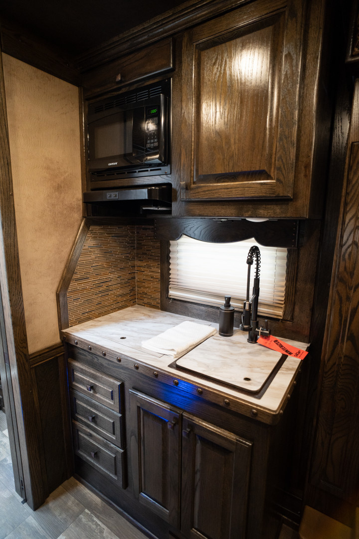 New 2025 Bloomer 3 Horse 15'10" Gooseneck Outlaw Living Quarters '25 Horse Trailer