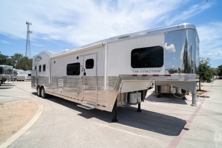 New 2025 Bloomer 3 Horse 15'10  Gooseneck Outlaw Living Quarters '25 Horse Trailer