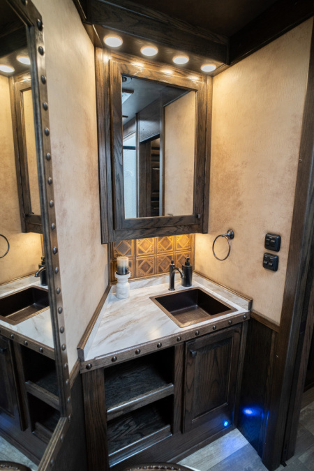 New 2025 Bloomer 3 Horse 15'10" Gooseneck Outlaw Living Quarters '25 Horse Trailer