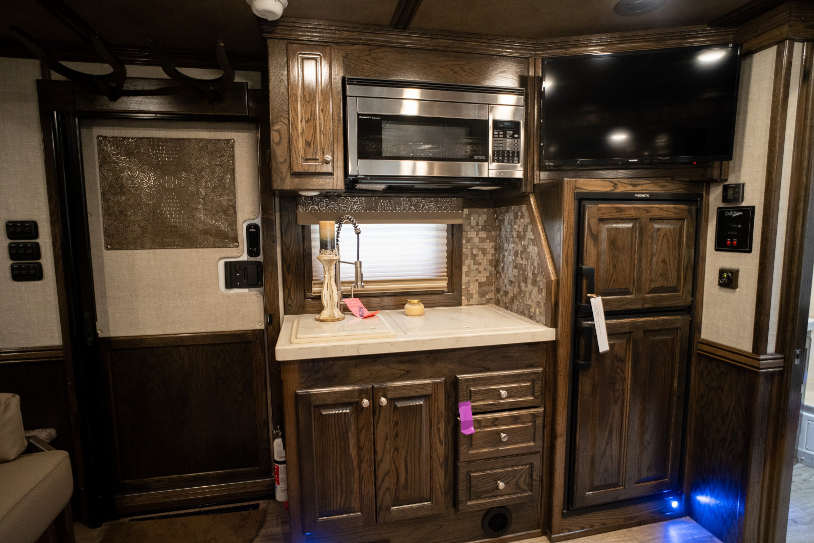 New 2025 Bloomer 4 Horse Gooseneck Outlaw Living Quarters '25 Horse Trailer