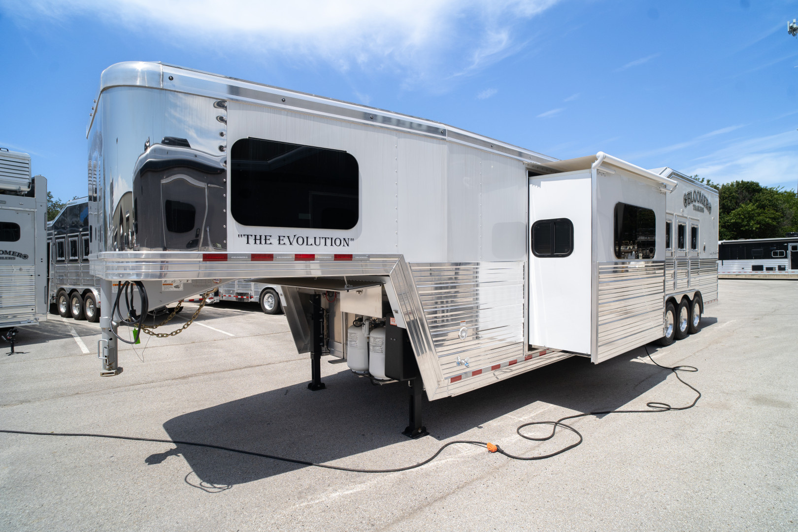 New 2025 Bloomer 4 Horse Gooseneck Outlaw Living Quarters '25 Horse Trailer