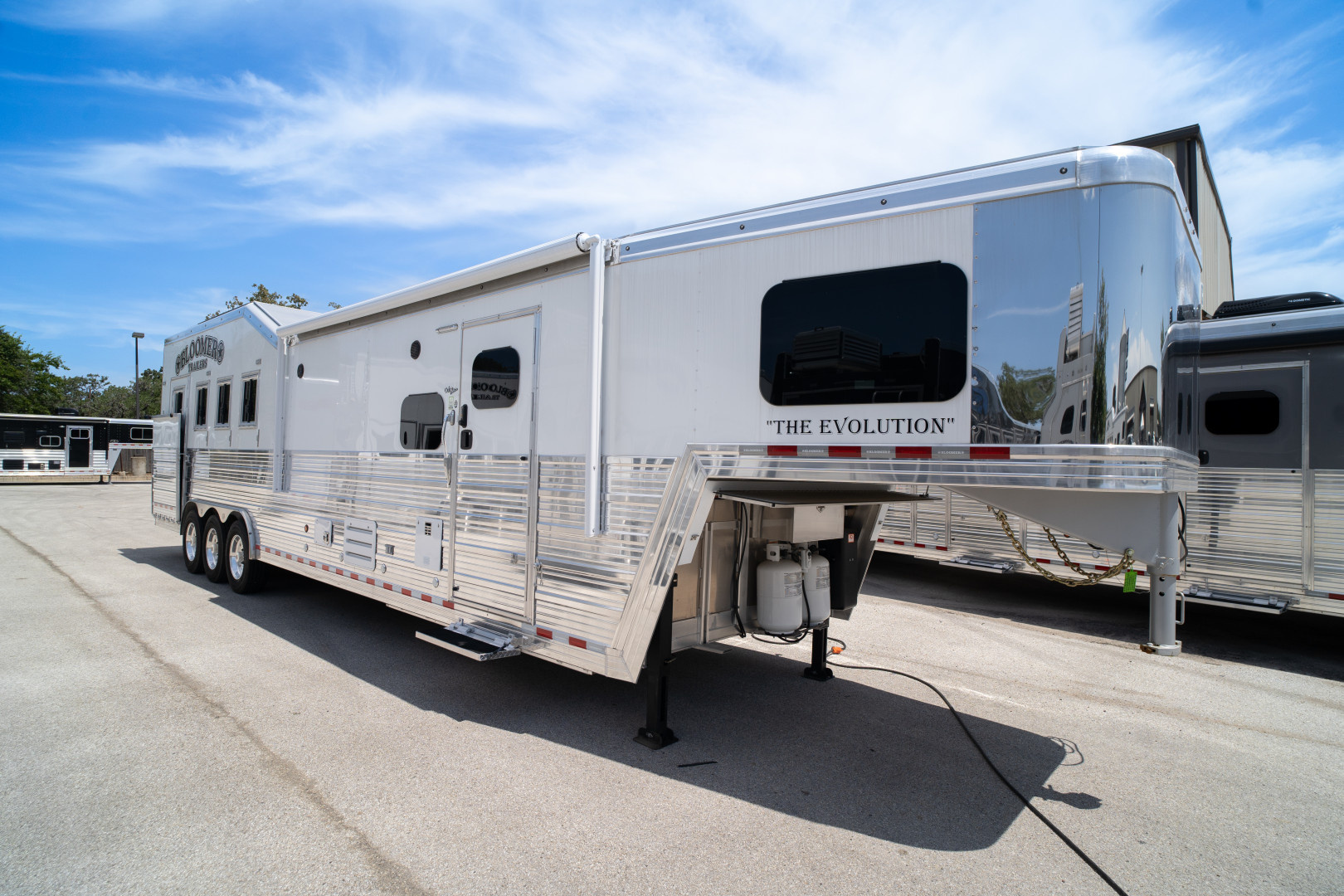 New 2025 Bloomer 4 Horse Gooseneck Outlaw Living Quarters '25 Horse Trailer