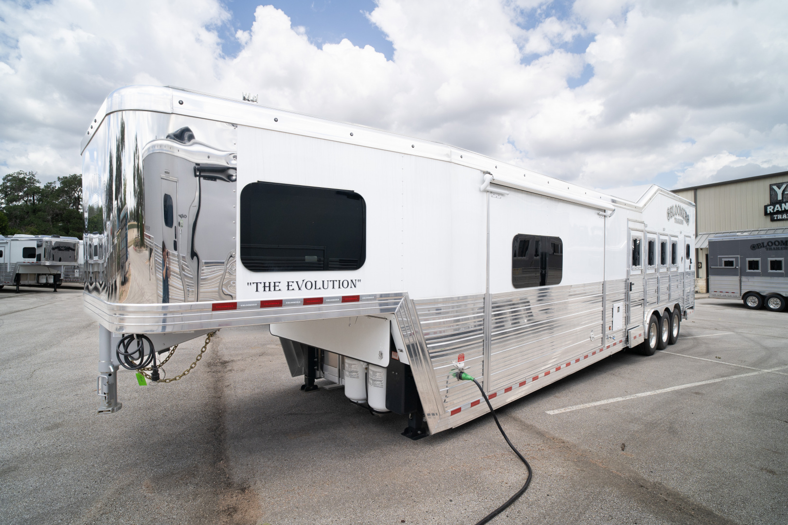 New 2025 Bloomer 4 Horse 16'3" Gooseneck Outlaw Living Quarters '25 Horse Trailer