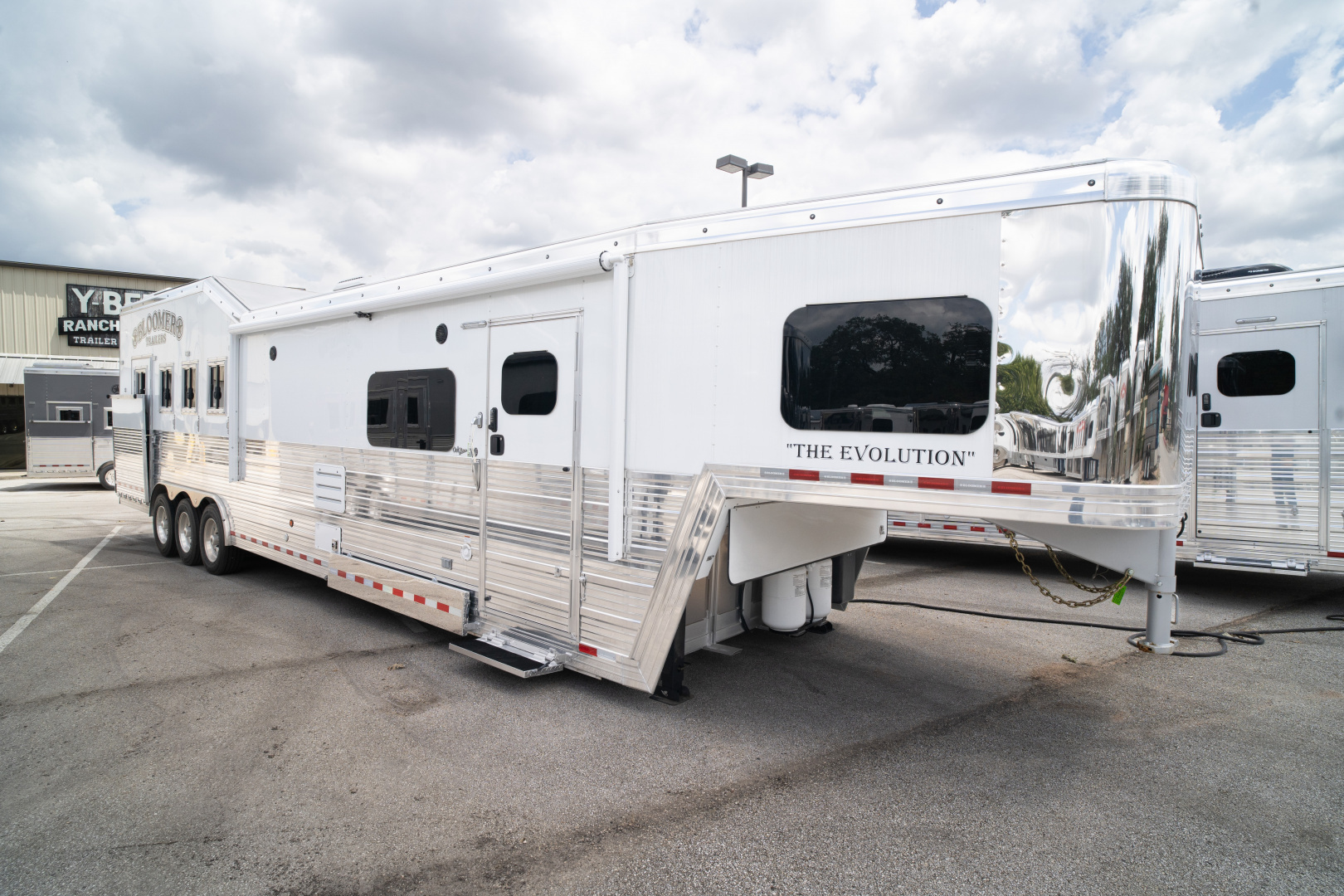 New 2025 Bloomer 4 Horse 16'3" Gooseneck Outlaw Living Quarters '25 Horse Trailer
