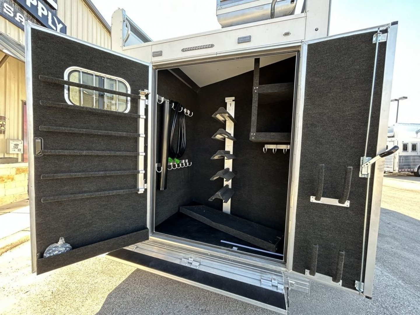 New 2025 Bloomer 4 Horse 16'3" Gooseneck Outlaw Living Quarters '25 Horse Trailer