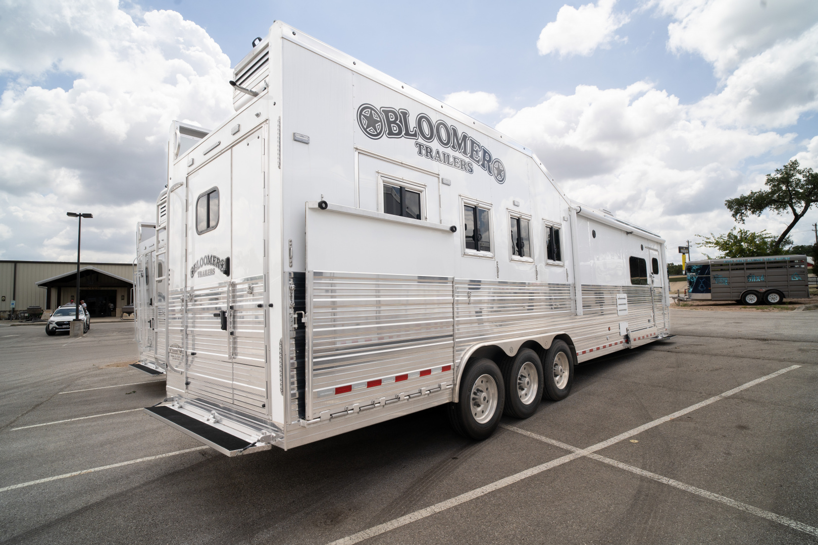 New 2025 Bloomer 4 Horse 16'3" Gooseneck Outlaw Living Quarters '25 Horse Trailer