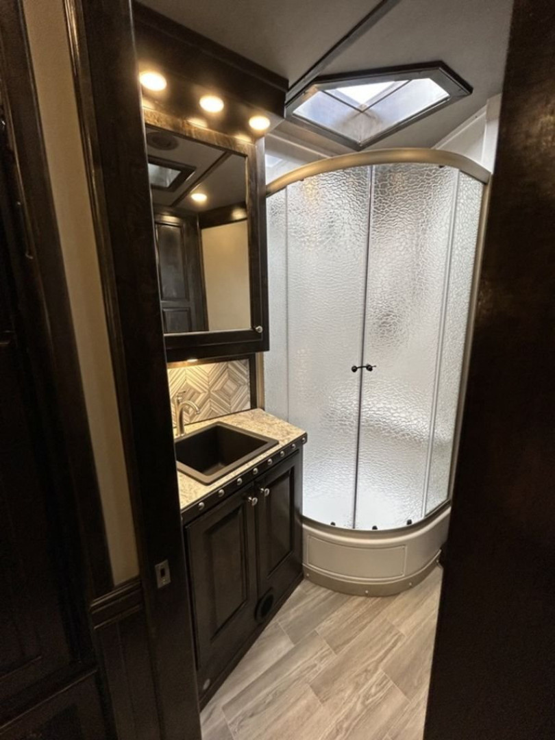 New 2025 Bloomer 4 Horse 16'3" Gooseneck Outlaw Living Quarters '25 Horse Trailer