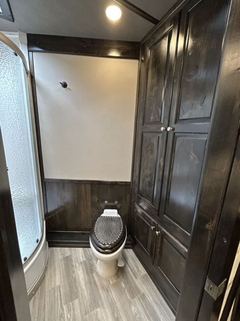 New 2025 Bloomer 4 Horse 16'3" Gooseneck Outlaw Living Quarters '25 Horse Trailer